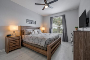IS1-208 - Lake View Corner Unit - Modern Decor